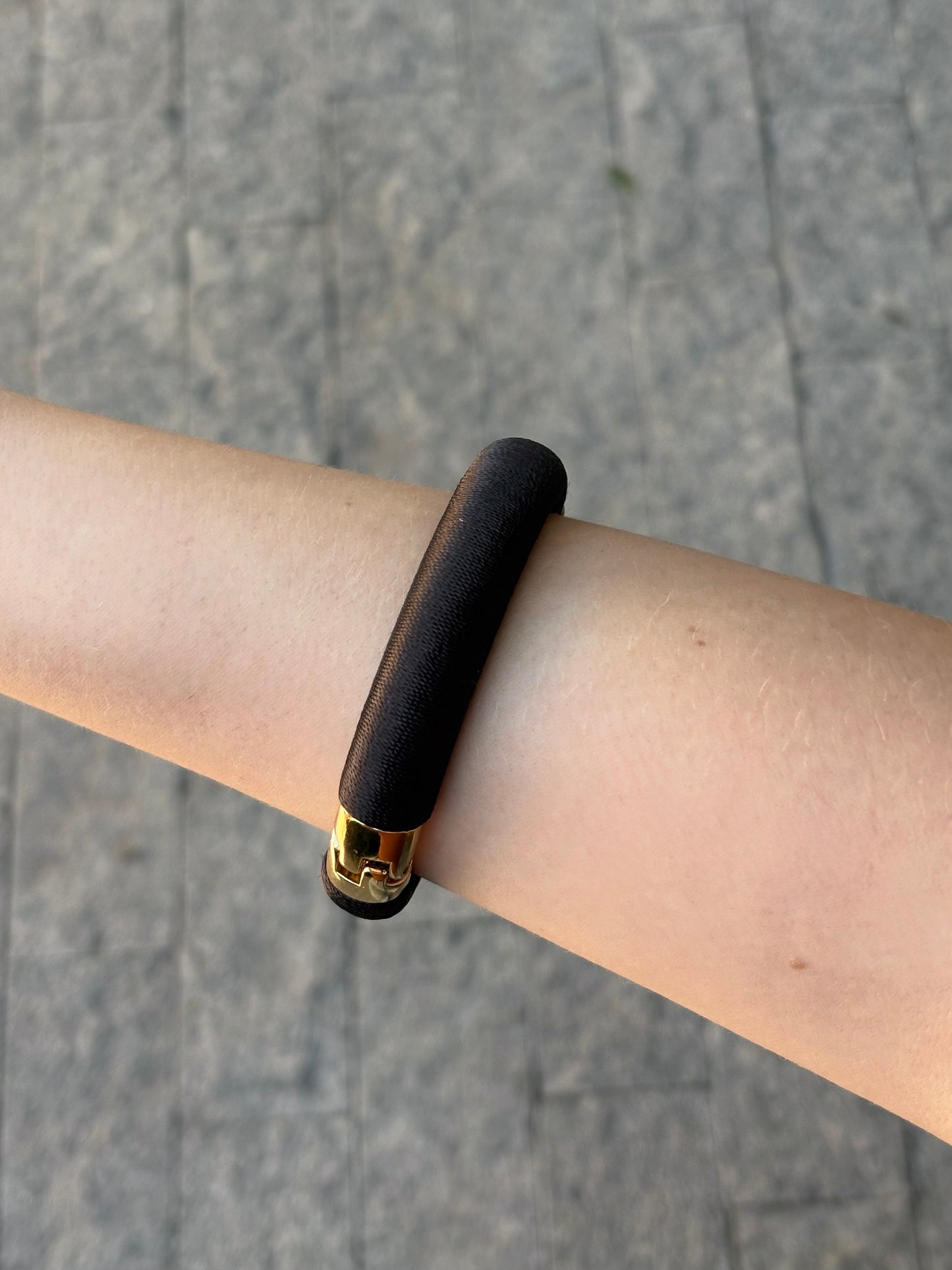 Bracelete Gaya Tecido Trufa