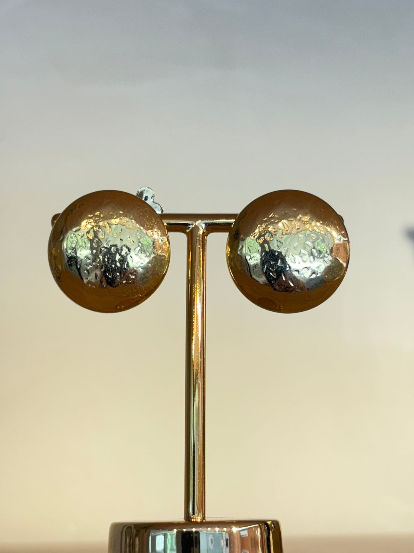 Brinco Bottom Dourado Martelado