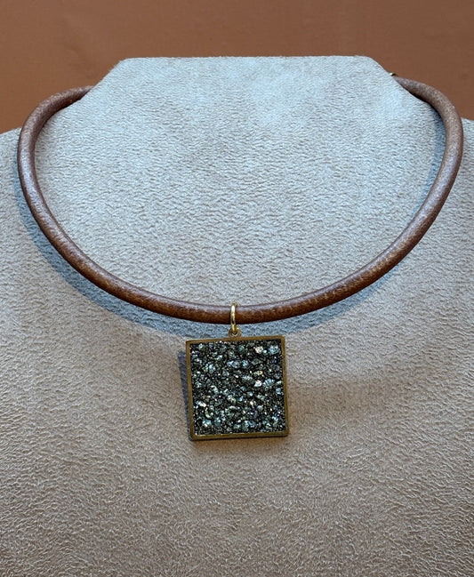 Choker Couro Pingente Quadrado Pirita