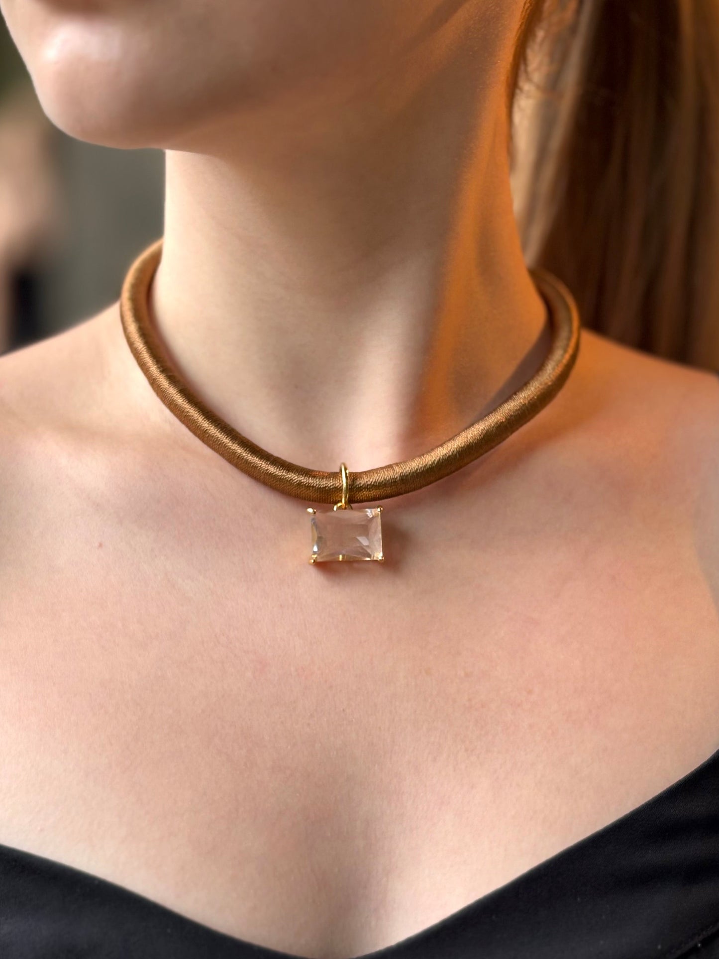 Colar Choker Gaya Golden Cristal Transparente