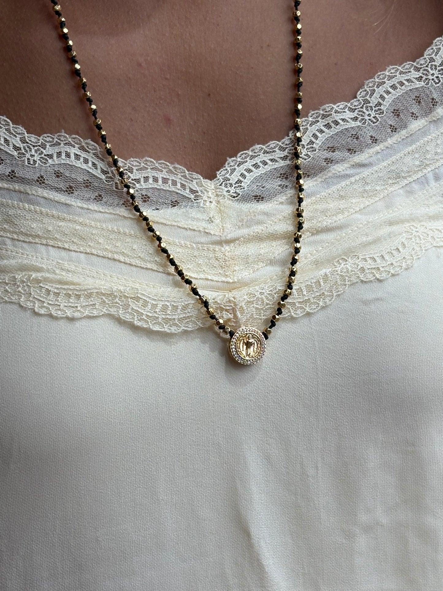 Colar Escapulário Lá Isla Tecido Black