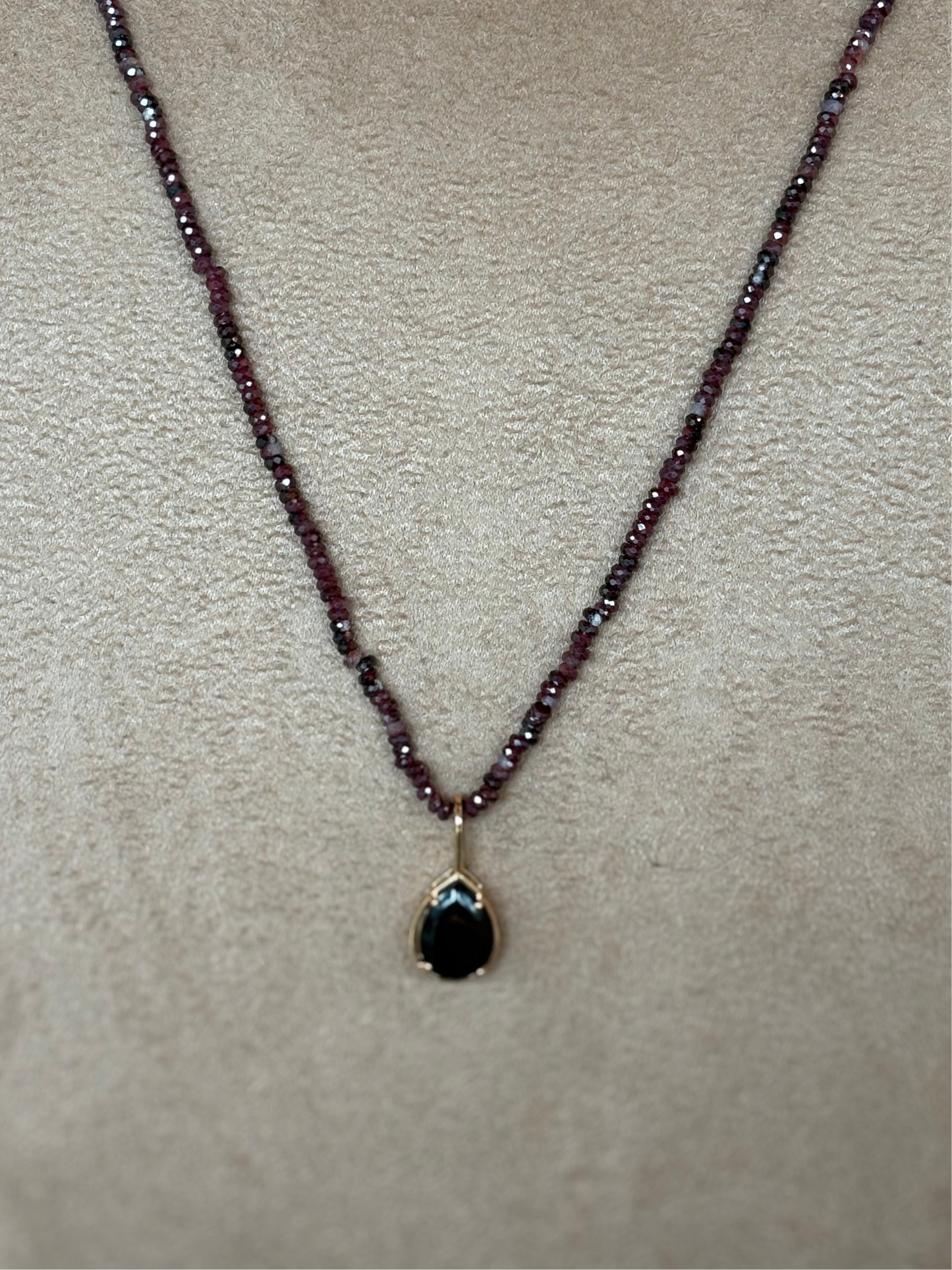 Colar curto granada e green gold