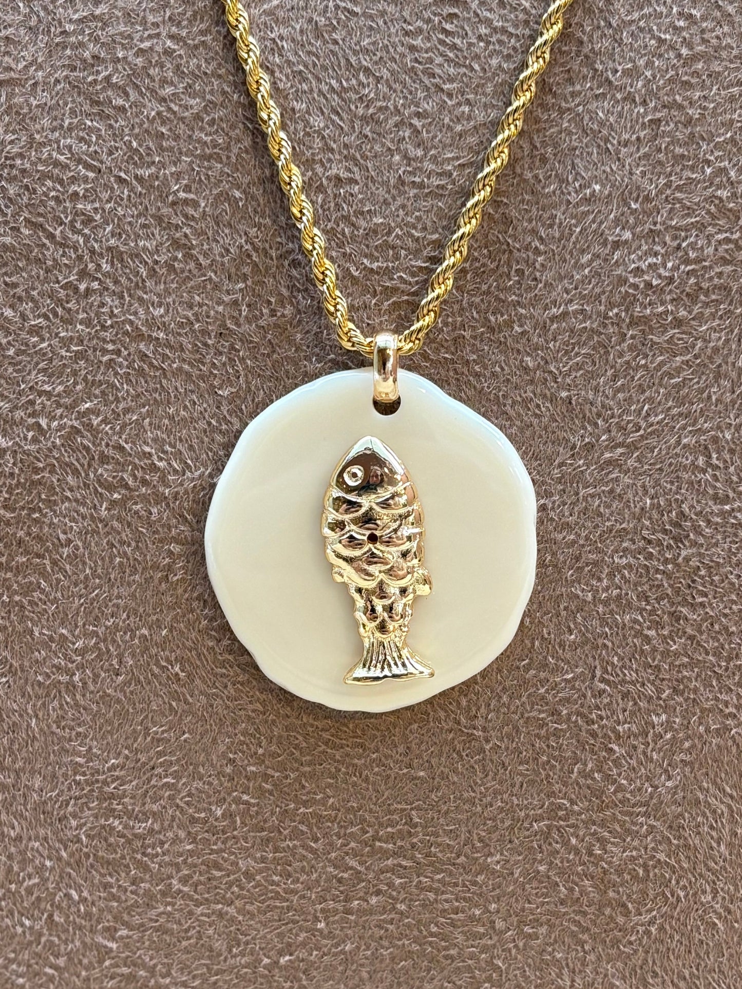 Colar longo Pingente Orgânico Fish White