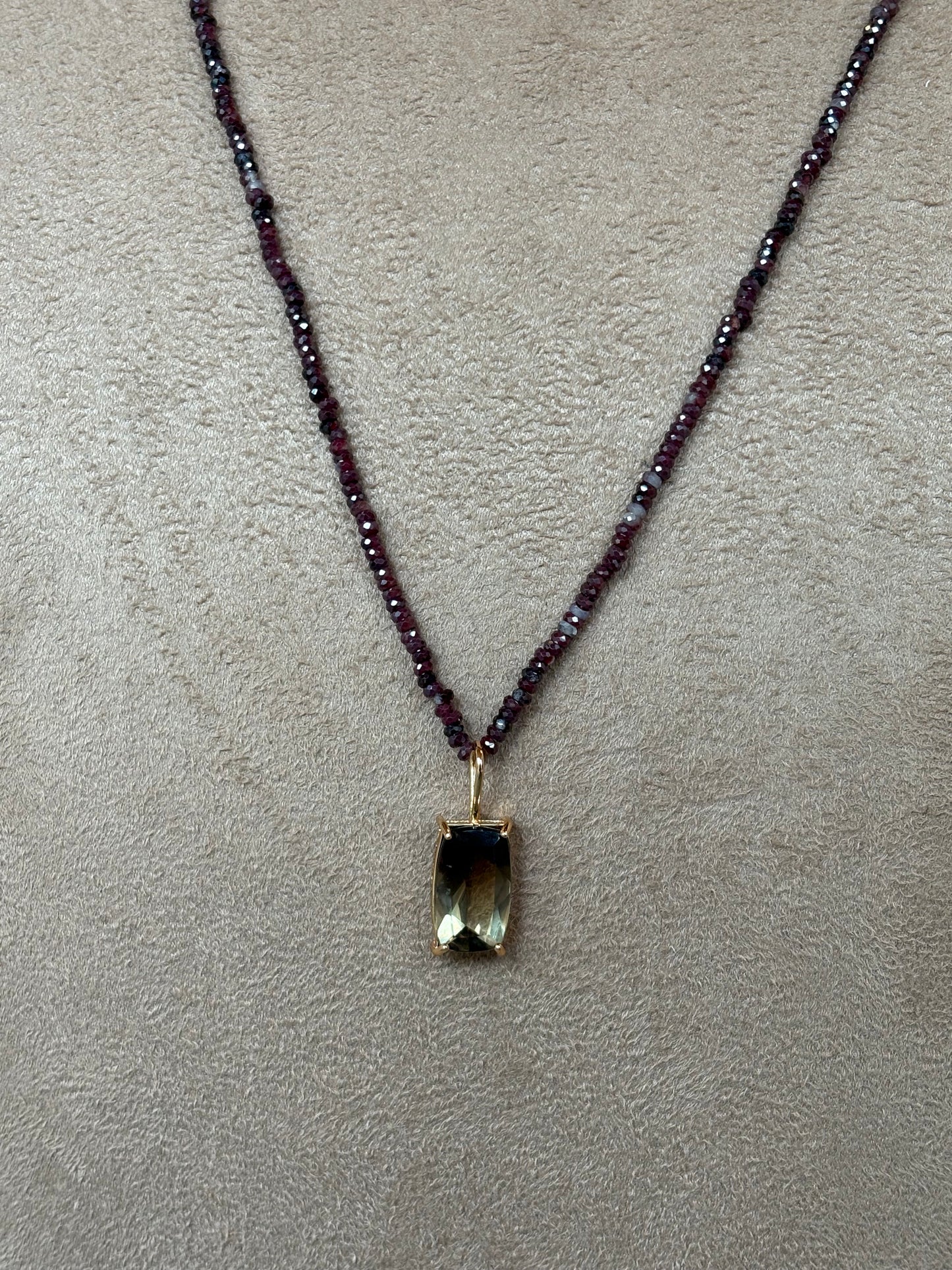 Colar longo granada e green gold