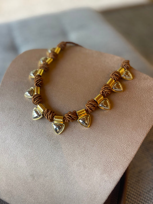 Colar Corda Marrom Com Triângulos