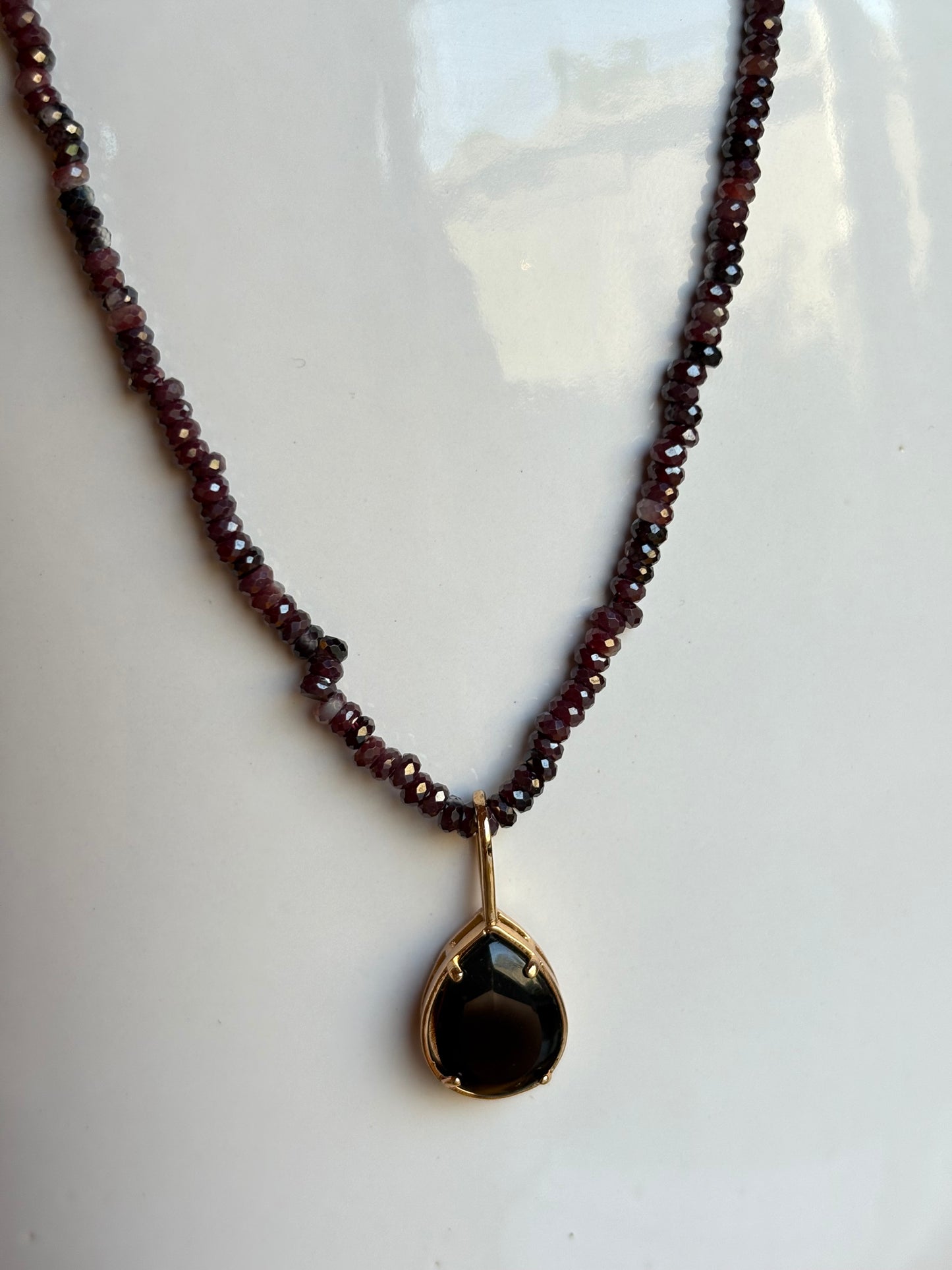 Colar curto granada e green gold