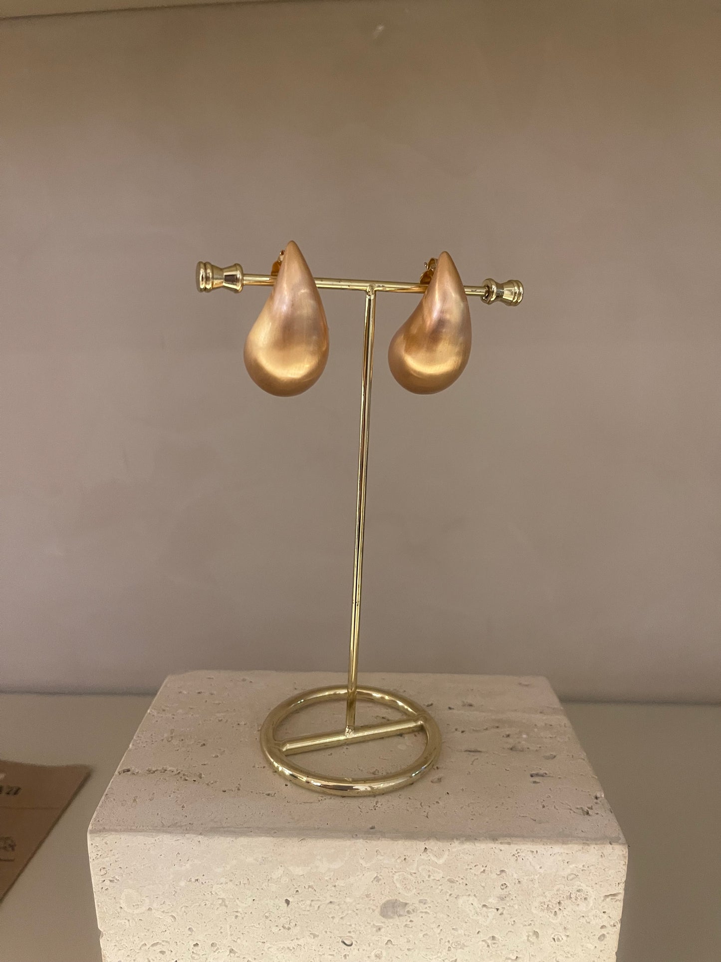 Brinco Gota Escovado Dourado