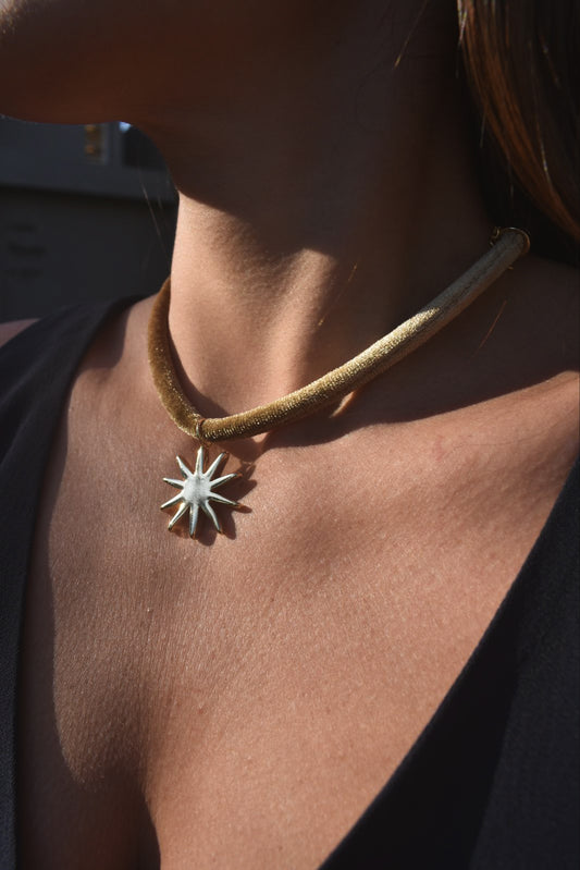 Colar Camurça Dourado Sun