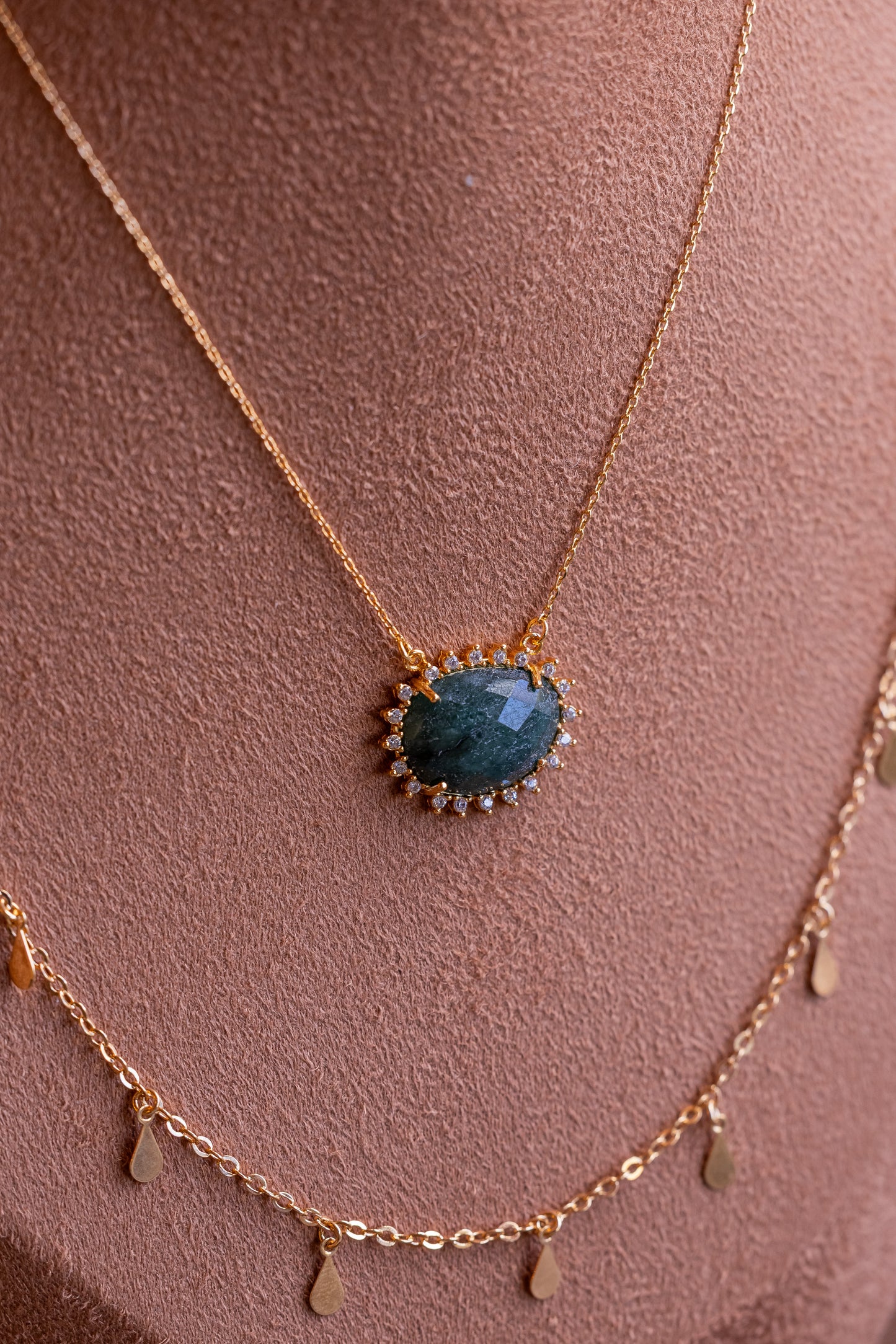 Colar Botton Esmeralda Cravejada