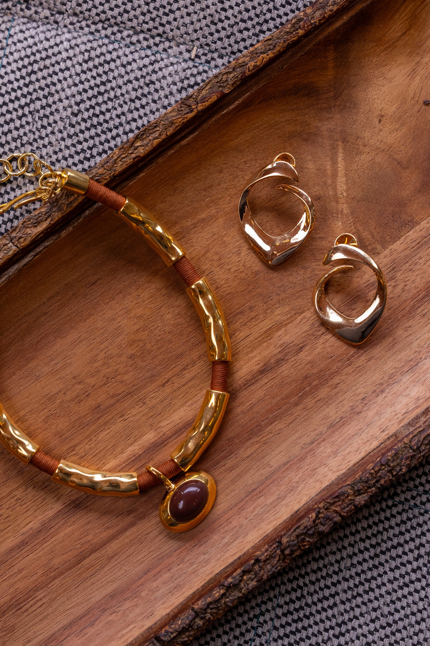 Colar Spring Rígido Corda Marrom