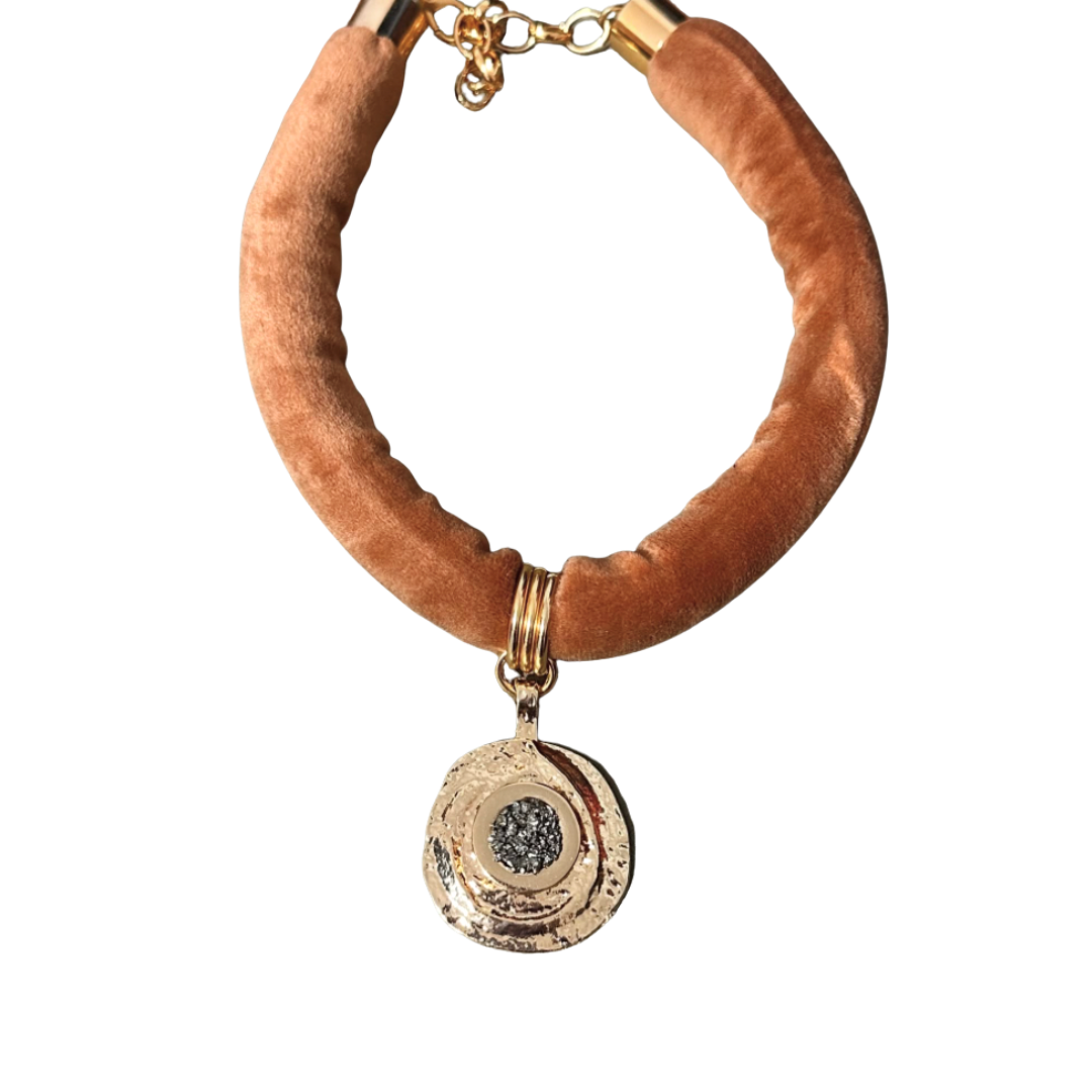 Choker Nômade Marrom Pingente Moeda Pirita
